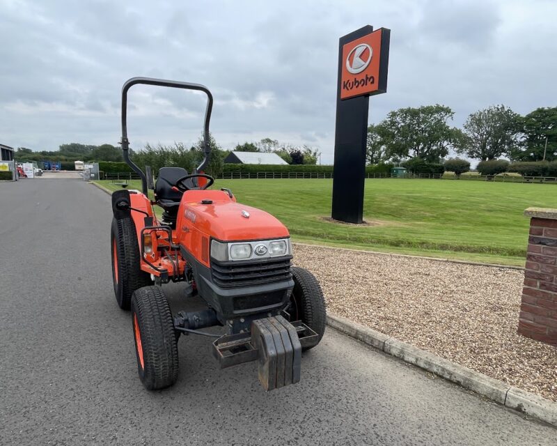 KUBOTA L3200 COMPACT TRACTOR (2007)