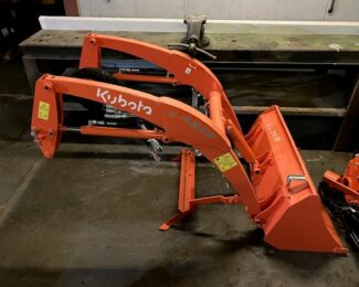 KUBOTA LA213 LOADER